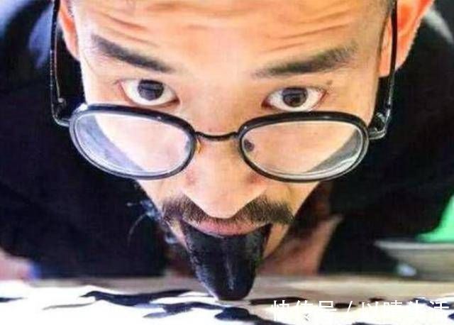 画画#他用舌头画画,看到舌头后,网友大呼:不敢看