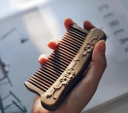 好手|梳子是养生一把好手!每天巧梳6个部位,调理肠胃、改善腰背痛