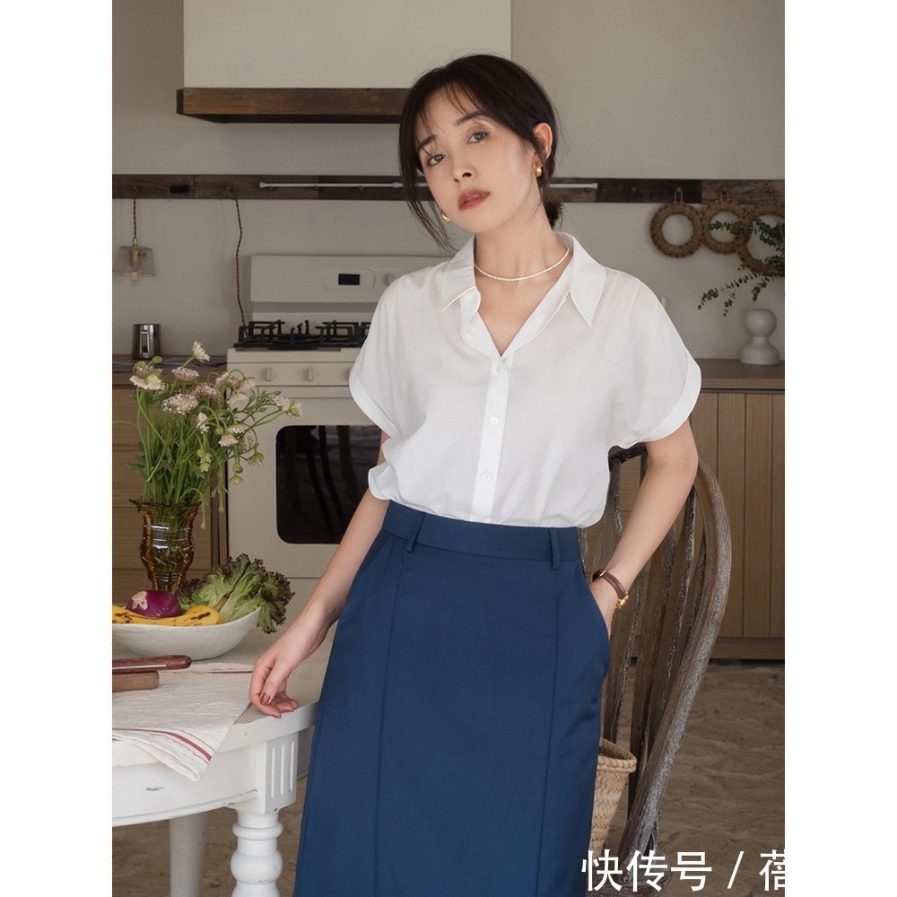 白衬衫|穿“白衬衫”的女人有多精致?搭配这3种下装,土味、俗气全甩掉
