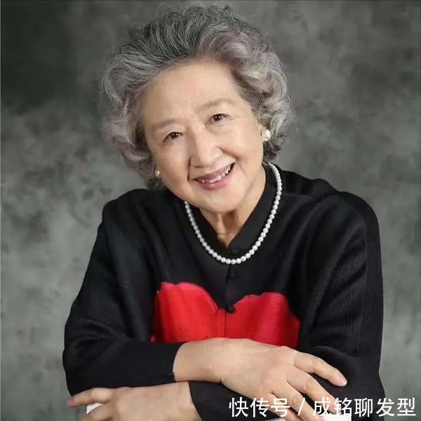 发型 即便头发花白发型也要精致,老年人这样烫头发,时髦利落又显年轻