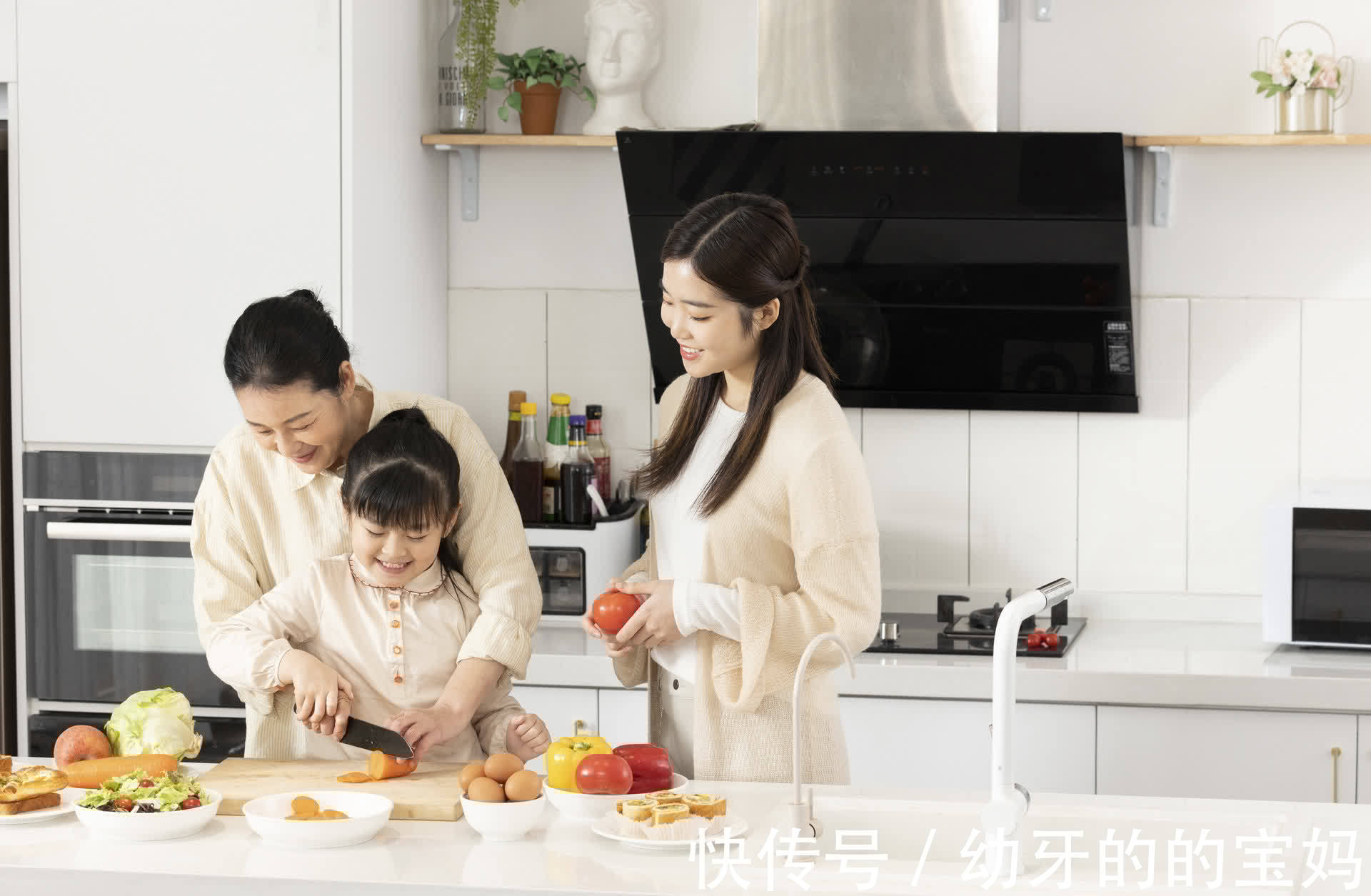 血缘关系|姥姥带娃越来越多,姥姥带娃的优势,替奶奶感到心酸