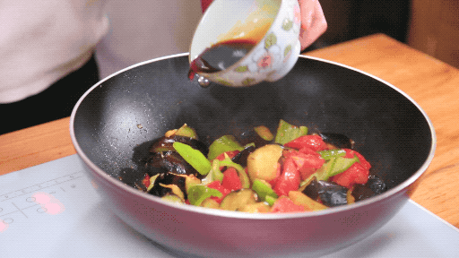 茄子|炒茄子先放油是不对的!饭店大厨:茄子不油腻不发黑,有诀窍