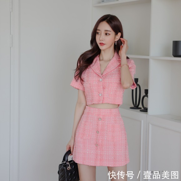 孙允珠|女神孙允珠时尚搭配:彩虹霓彩格子粉蕊英式西装裙