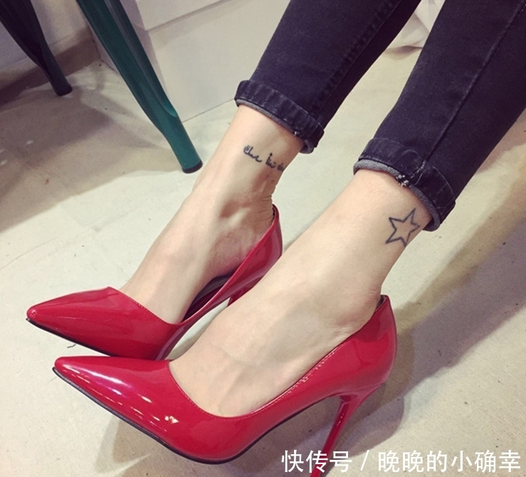 气质|细跟鞋丰富了视觉感,举手投足间极具美感!看起来既精致又美丽