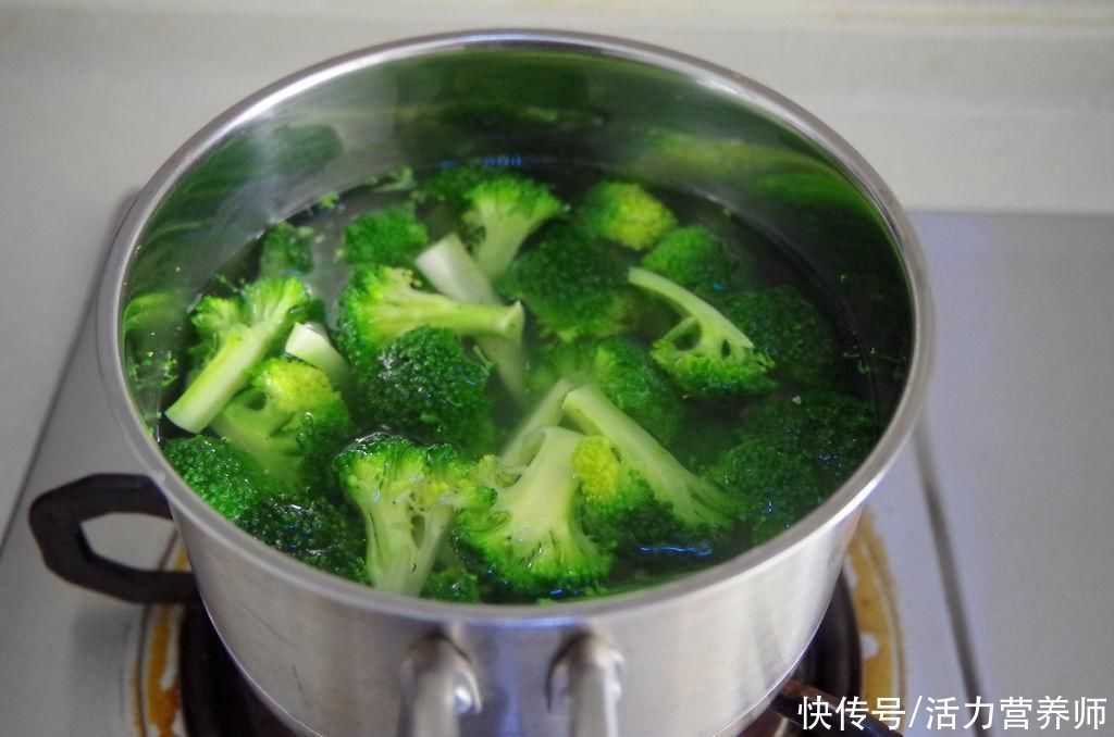 食物中毒|为了全家人的健康着想,这4类食物要焯水后再吃,懒也不能不做