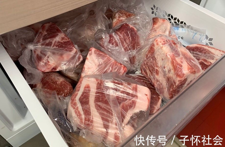 从冰箱拿出的冻肉，记得不要加水泡，教你一招，吃起来跟鲜肉一样