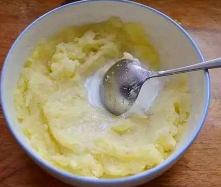 养花高手浇花时，总是在水里加一点“体液”，难怪养一盆旺一盆！