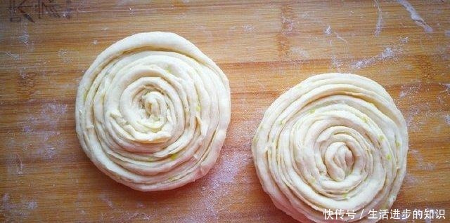 手抓饼就服这种做法,简单易学层次超多,外酥里软,满口香!