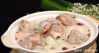 不管炖什么骨头汤, 万万不要直接加水煮, 多加1步, 汤汁奶香浓稠