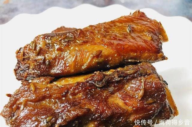滋滋|烤排骨怎么做最好吃放上调味料,烤得滋滋冒油花,紧致焦香!