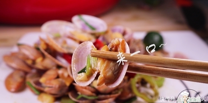 花甲|教你一个炒花甲的家常做法,锅里加点它又香又下饭,上桌就抢光了