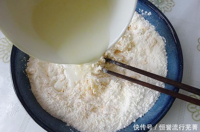 面粉|随手做个饼,暄软多层鼓大泡,好吃到爆棚,做对这一步,你也行