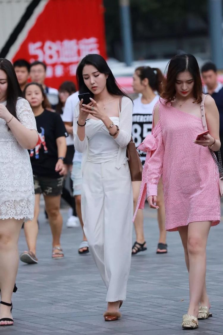 不凡|街拍:动人的容颜不俗不凡,穿白色长裤的性感漂亮美女!