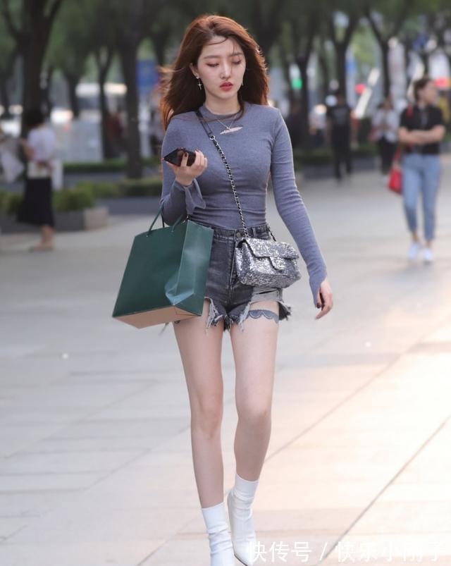 小姐姐 小姐姐穿着短裤的款式，简洁清爽，美丽高级
