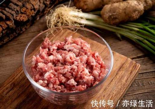 大厨|给肉馅去腥别再用料酒了，大厨教你一个妙招，肉馅鲜香又多汁