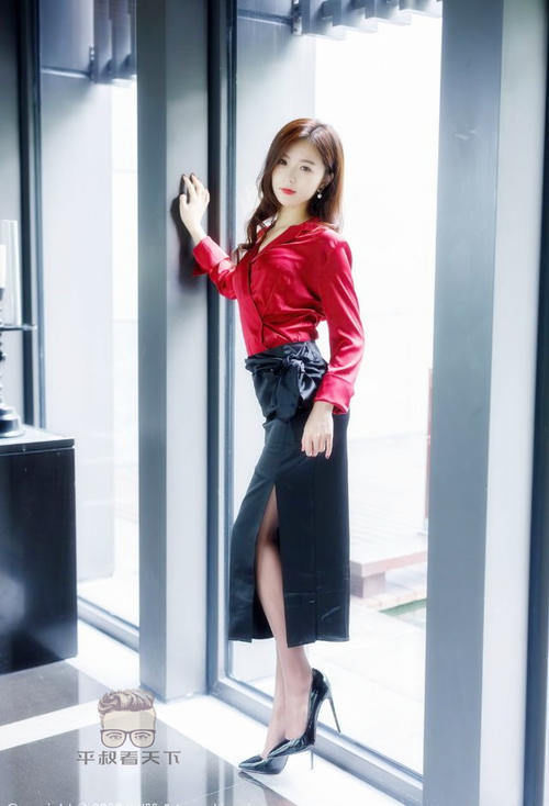 美女穿搭:小姐姐爱穿红色休闲衬衫配紧身黑色开叉裙,性感妩媚,熟女风超吸引人!