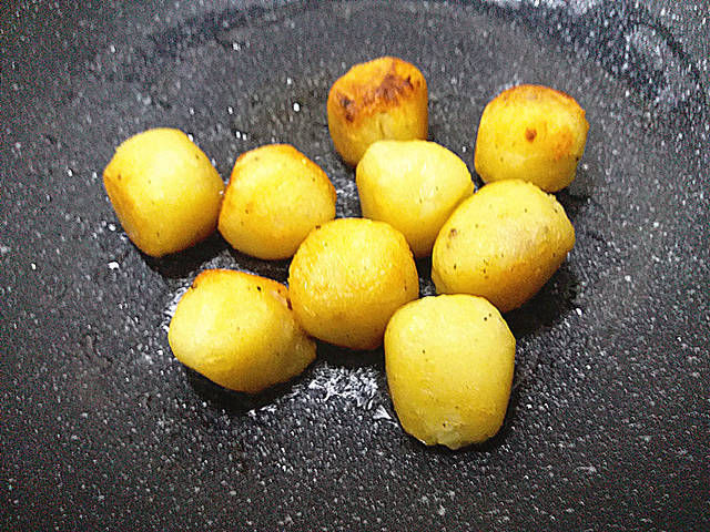 油炸|土豆别总炒土豆丝，教你个新吃法，不油炸，出锅连吃8个不过瘾