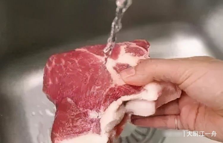 热水|猪肉清洗有人用热水，有人用冷水大厨都不对，难怪猪肉不好吃