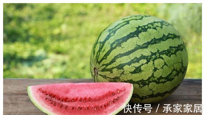 西瓜皮|吃西瓜剩下的瓜皮怎么办？看完西瓜皮的美味吃法，再也不随手扔了