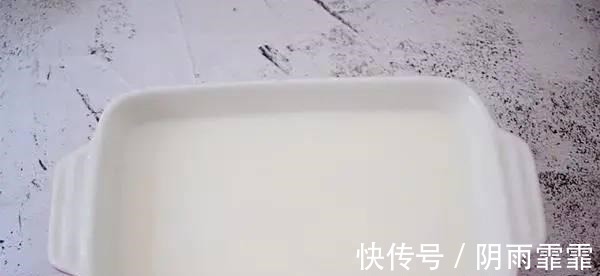 酸奶草莓冻这样做!简单4步不蒸不烤,一个奶锅就能做!