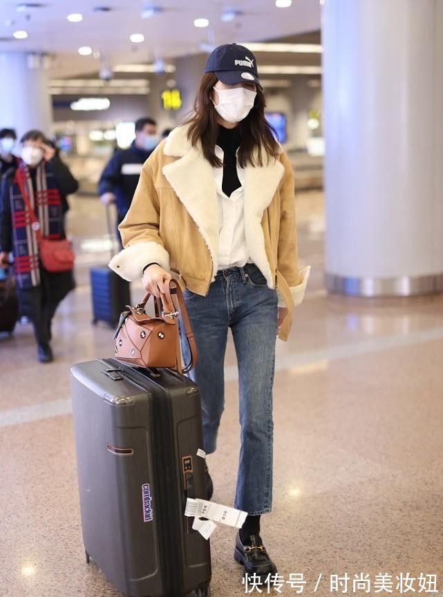 小姐姐 刘雯身材真有优势,穿黑色大衣配直筒裤五五分身,气场也很强大