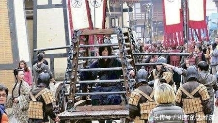 立刻|明朝一囚犯，在牢狱中关押10年，突然看到一植物，立刻越狱称帝