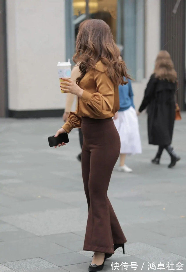 身形 白色上衣配牛仔裤，版型个性且独特，穿出一股时尚感