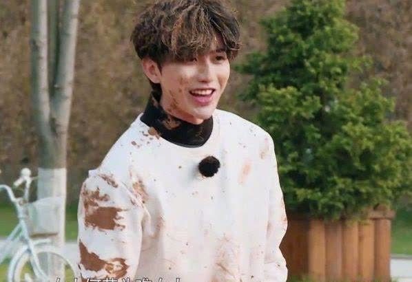 嘉宾 《跑男》泥潭游戏:baby2次被袭击正脸,宋雨琦满嘴都是泥