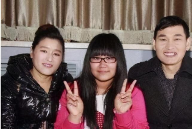 朱之文女儿认真打扮并不丑，千格鸟上衣配小黑裤，同框弟媳显高挑