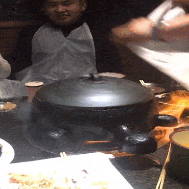 |搞笑GIF:有一个胖胖的女友,跷跷板都是无可奈何