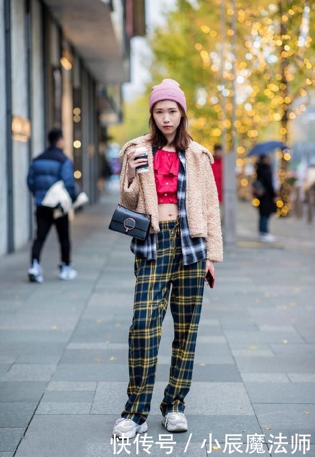 路人街拍,美女穿一件短袖T恤,非常的清新时尚