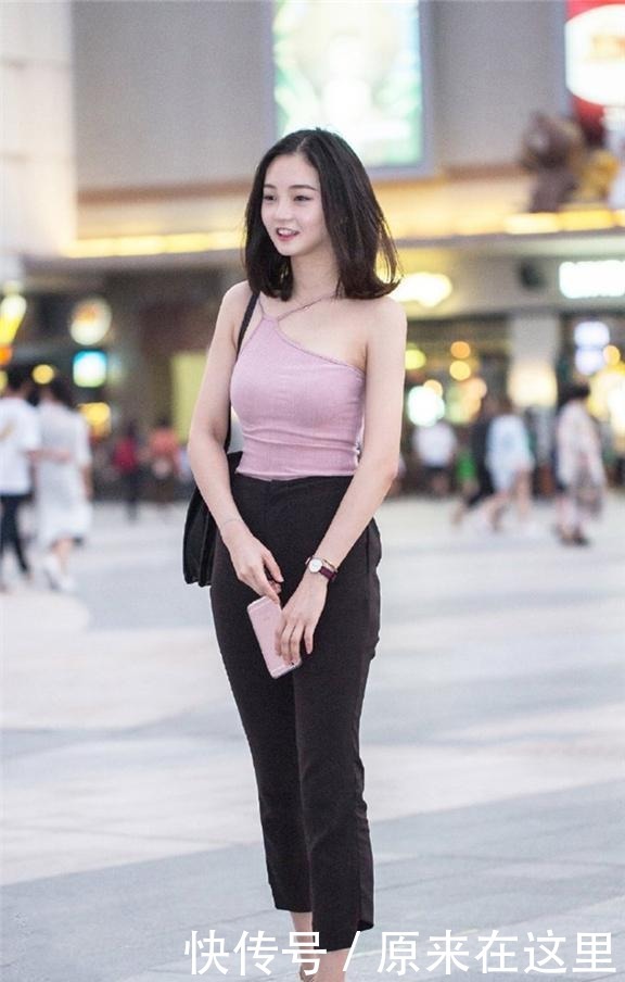 小姐姐|黑色沉稳外衣配粉色可爱内搭,静谧与巧妙结合,高级又充满活力