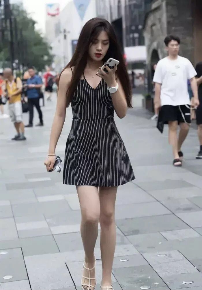 美人|落花纷纷稍觉多，美人欲醉朱颜酡，条纹吊带连衣裙的时尚穿搭