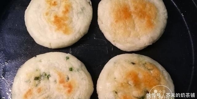 教你葱花发面饼做法,不用揉面,筷子一搅,松软好吃,凉了也不硬