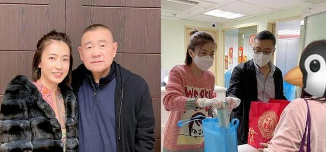 70岁刘銮雄消瘦露面,妻子甘比已独当一面