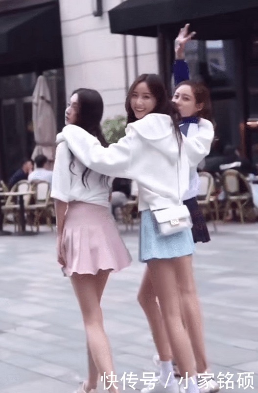 小姐姐各有各的优势,不过还是更喜欢中间的美女