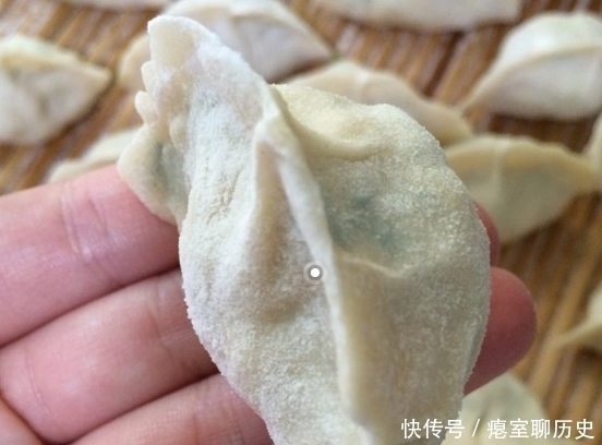 包饺子别只会用手捏,太麻烦了,教你一招,1分钟一抽屉还不脏手!
