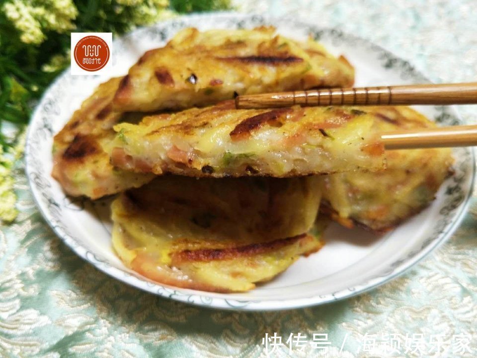 土豆饼的家常做法，软糯咸香美味诱人，做法很简单，比鸡蛋饼都香