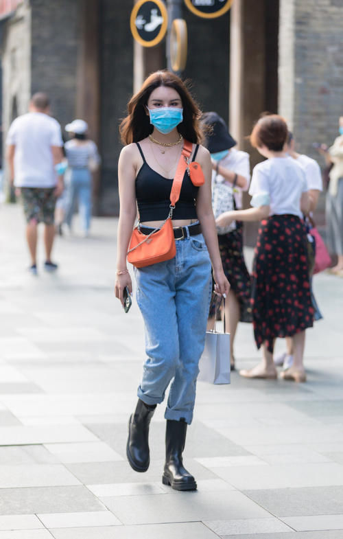 牛仔裤搭配不简单，鞋子搭配很关键，选对才能拥有时尚气质