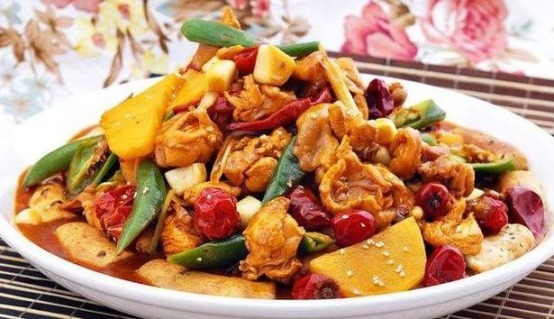 请同事来家里吃饭,妈妈做几道美味家常菜招待,同事吃得直夸好吃