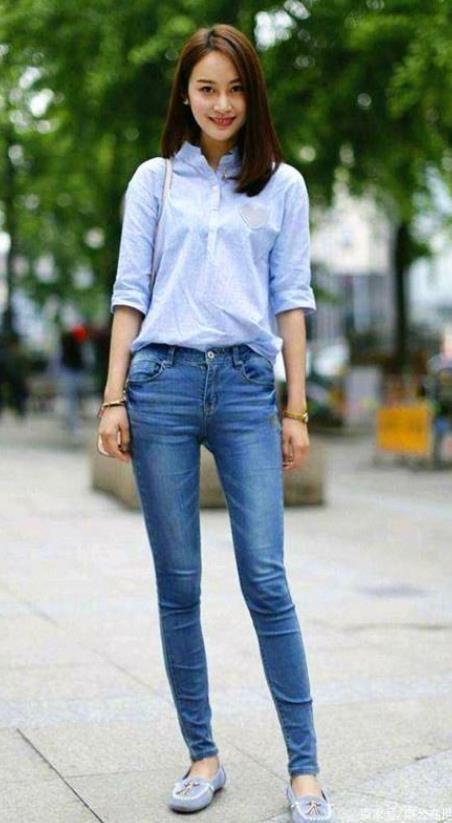 优雅|街拍小姐姐牛仔裤搭配舒适时髦的开衫,营造出优雅的气息