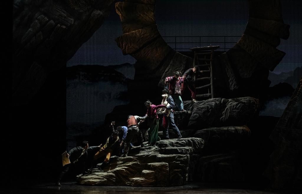  上演|演员在6米高空中起舞，全国脱贫攻坚题材舞台艺术优秀舞剧《悬崖村的幸福路》上演