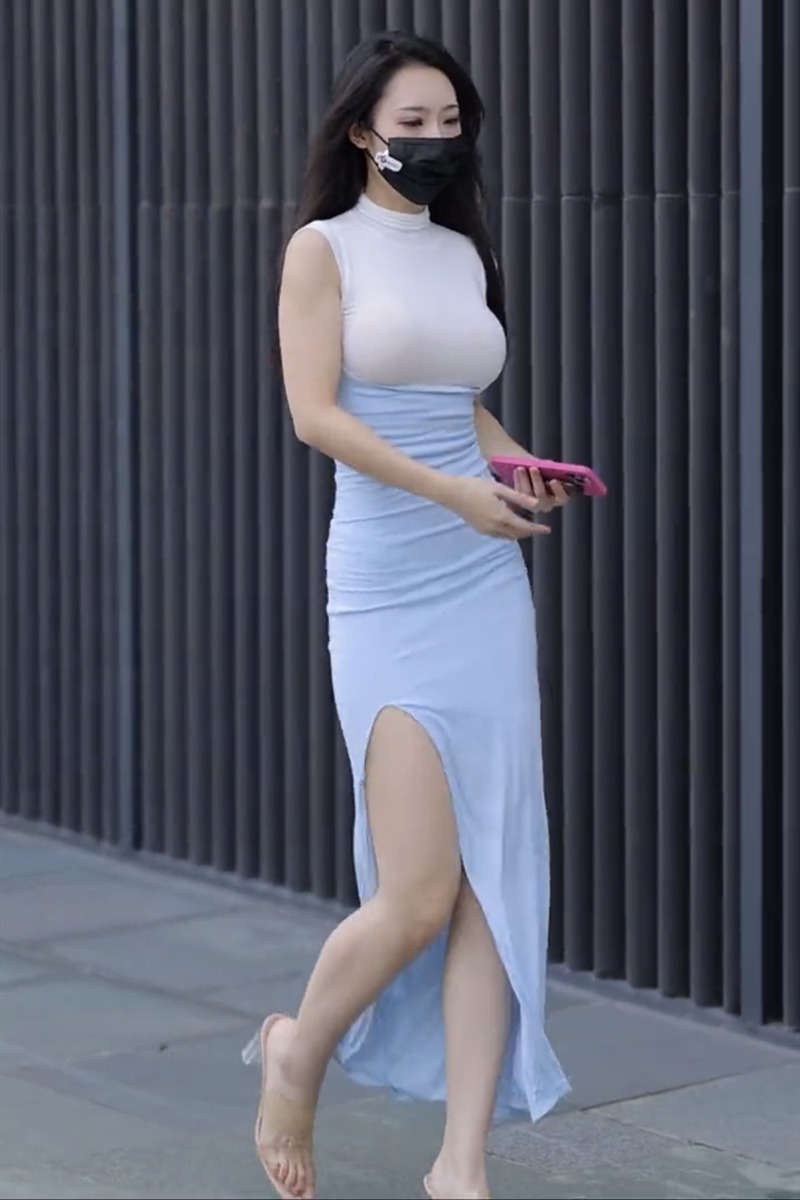 高跟鞋 白色T恤蓝色开叉半身裙搭配高跟鞋气质优美，凸显成熟女神的韵味