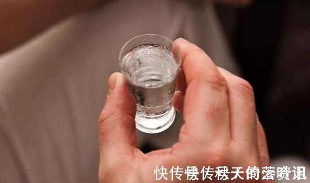 宾客$喝酒,不懂礼仪怎么行,牢记喝酒“5大礼仪”,做一个有涵养的人