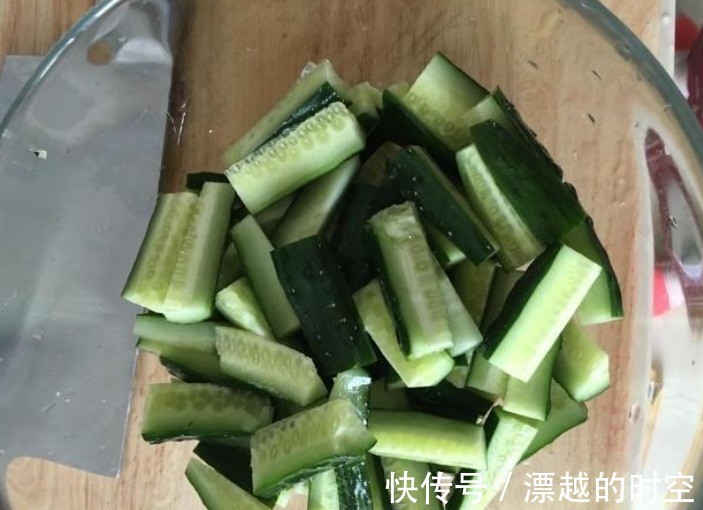 农村婆婆手把手教你腌黄瓜,酸脆又爽口,有它在,白酒都多喝几两