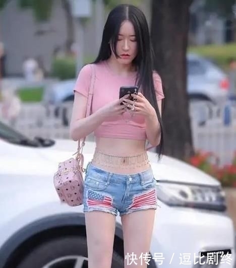 街拍青春靓丽的小姐姐,一件粉色上衣配牛仔热裤,完美好身材