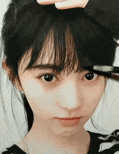 |搞笑GIF:妹子 现在的社会不用这么害羞吧