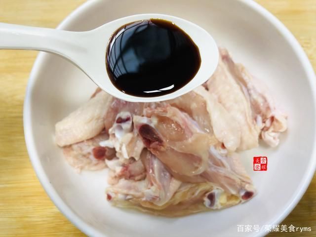 小孩|原来鸡翅可这样做,小孩吃起来更方便了,和土豆搭配做一道传统菜