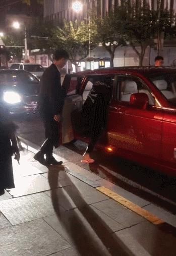 接地气还是低调炫富？王思聪穿粉色拖鞋坐劳斯莱斯