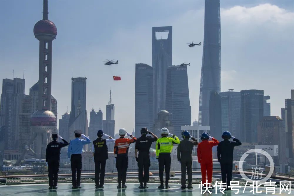 直升机|上海直升机国庆节挂国旗巡飞 北外滩亲水平台首次对外开放